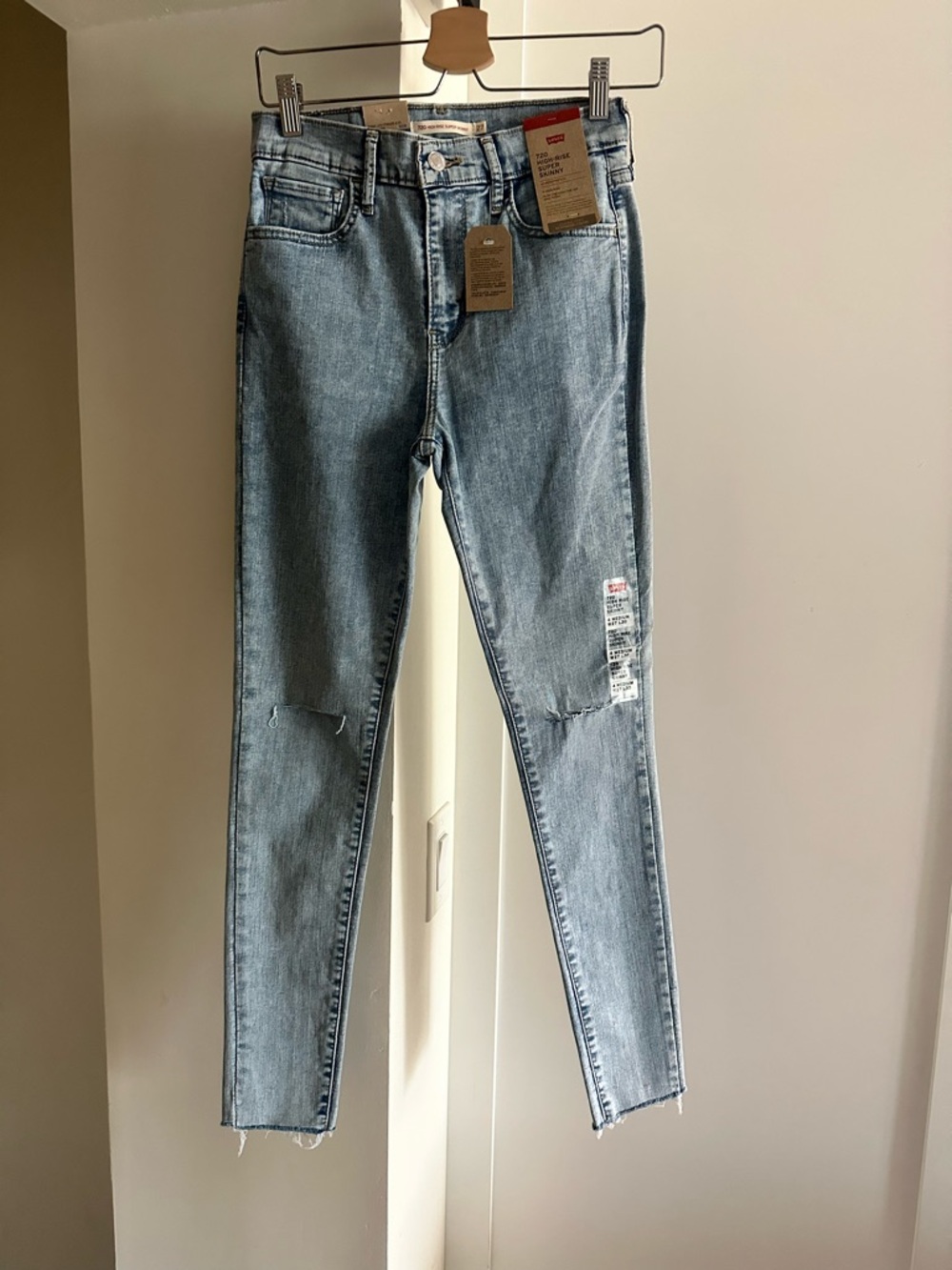 NWT Levi’s 720 High Rise Super Skinny Women’s Jeans 27x30 Light Wash - Picture 2 of 8